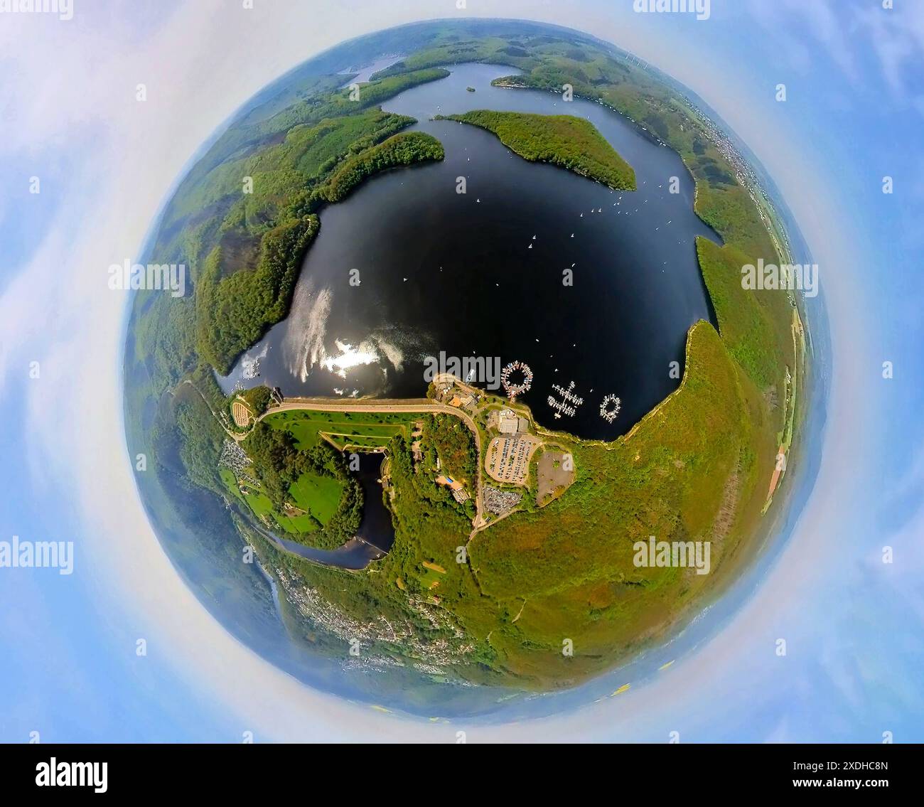 Vista aerea, Rursee con l'isola di Eichert e la penisola di Tonsberg, la diga di Rur Schwammenauel e la navigazione Rursee con barche a vela, Hasenfeld, Heimbach, N Foto Stock Vista aerea, Rursee con l'isola di Eichert e la penisola di Tonsberg, la diga di Rur Schwammenauel e la navigazione Rursee con barche a vela, Hasenfeld, Heimbach, N Foto Stock