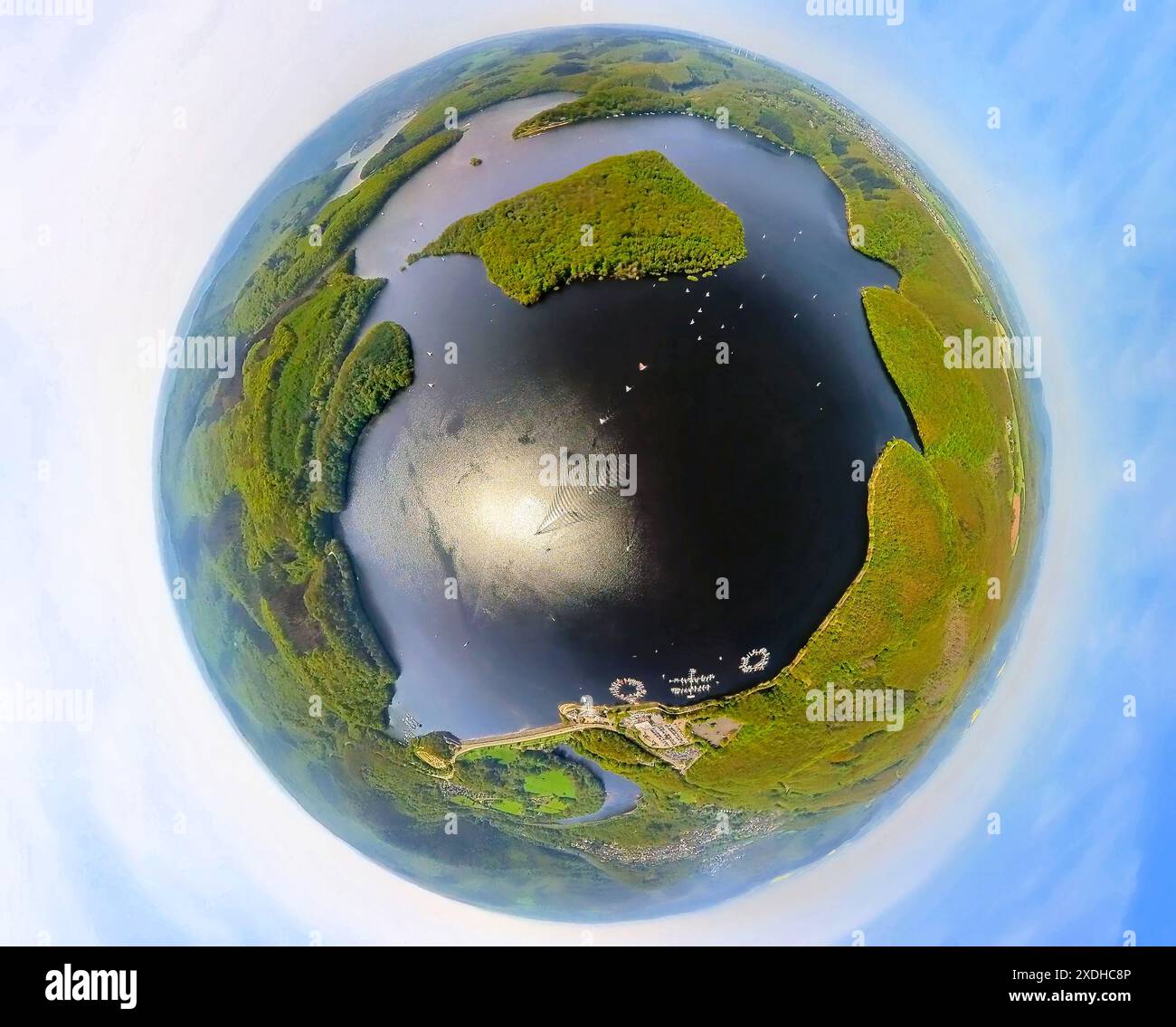 Vista aerea, Rursee con l'isola di Eichert e la penisola di Tonsberg, la diga di Rur Schwammenauel e la navigazione Rursee con barche a vela, Hasenfeld, Heimbach, N Foto Stock Vista aerea, Rursee con l'isola di Eichert e la penisola di Tonsberg, la diga di Rur Schwammenauel e la navigazione Rursee con barche a vela, Hasenfeld, Heimbach, N Foto Stock