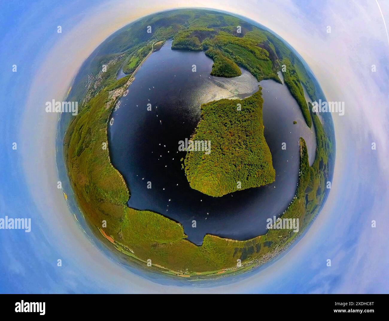Vista aerea, Rursee con l'isola di Eichert e la penisola di Tonsberg, la diga di Rur Schwammenauel e la navigazione Rursee con barche a vela, Hasenfeld, Heimbach, N Foto Stock Vista aerea, Rursee con l'isola di Eichert e la penisola di Tonsberg, la diga di Rur Schwammenauel e la navigazione Rursee con barche a vela, Hasenfeld, Heimbach, N Foto Stock