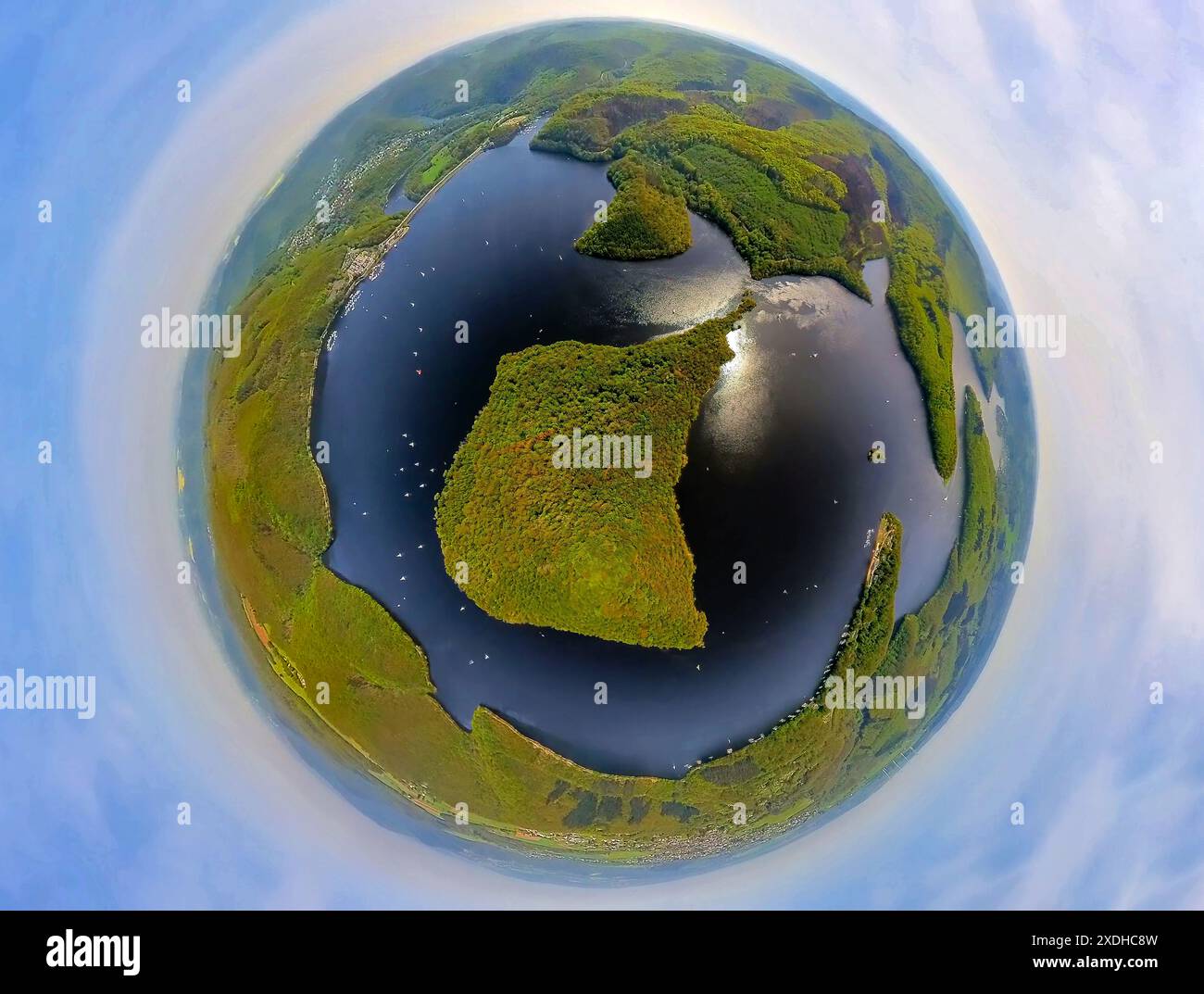 Vista aerea, Rursee con l'isola di Eichert e la penisola di Tonsberg, la diga di Rur Schwammenauel e la navigazione Rursee con barche a vela, Hasenfeld, Heimbach, N Foto Stock Vista aerea, Rursee con l'isola di Eichert e la penisola di Tonsberg, la diga di Rur Schwammenauel e la navigazione Rursee con barche a vela, Hasenfeld, Heimbach, N Foto Stock