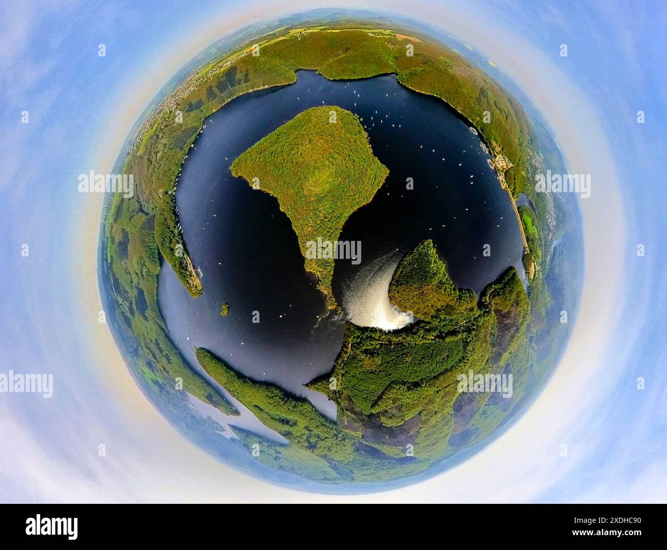 Vista aerea, Rursee con l'isola di Eichert e la penisola di Tonsberg, la diga di Rur Schwammenauel e la navigazione Rursee con barche a vela, Hasenfeld, Heimbach, N Foto Stock Vista aerea, Rursee con l'isola di Eichert e la penisola di Tonsberg, la diga di Rur Schwammenauel e la navigazione Rursee con barche a vela, Hasenfeld, Heimbach, N Foto Stock