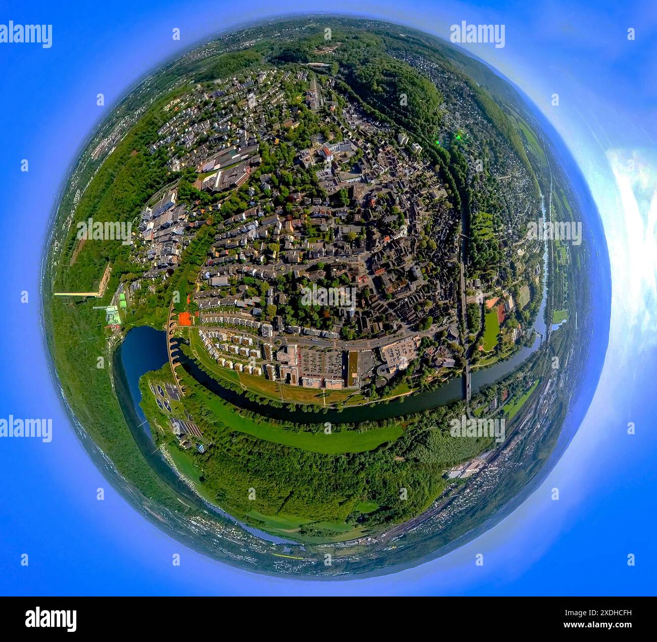 Vista aerea, vista sulla città, zona residenziale Herdecke, fiume Ruhr e Ruhraue, quartiere Ruhr-Aue, viadotto della Ruhr e Harkortsee, globo terrestre, immagine fisheye, 3 Foto Stock