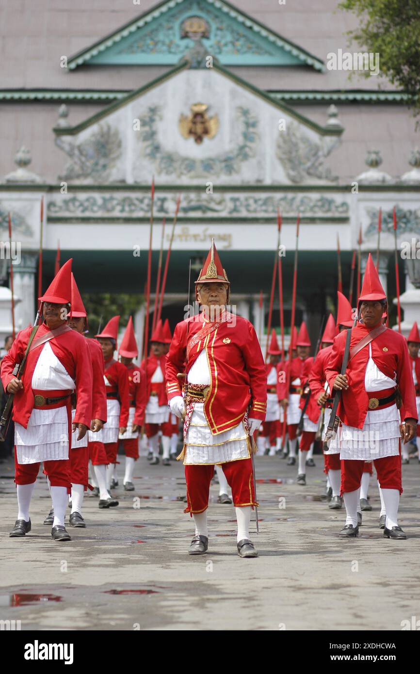 I soldati del Palazzo Yogyakarta marciano nella tradizione Grebeg Besar per commemorare l'Eid al-Adha 1435 Hijri Foto Stock