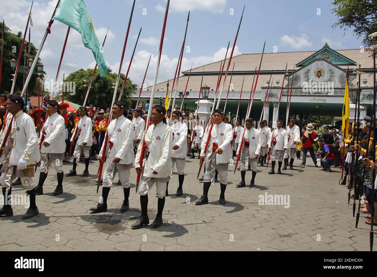 I soldati del Palazzo di Yogyakarta marciano nella tradizione Grebeg Besar per commemorare l'Eid al-Adha 1435 Hijri. Foto Stock