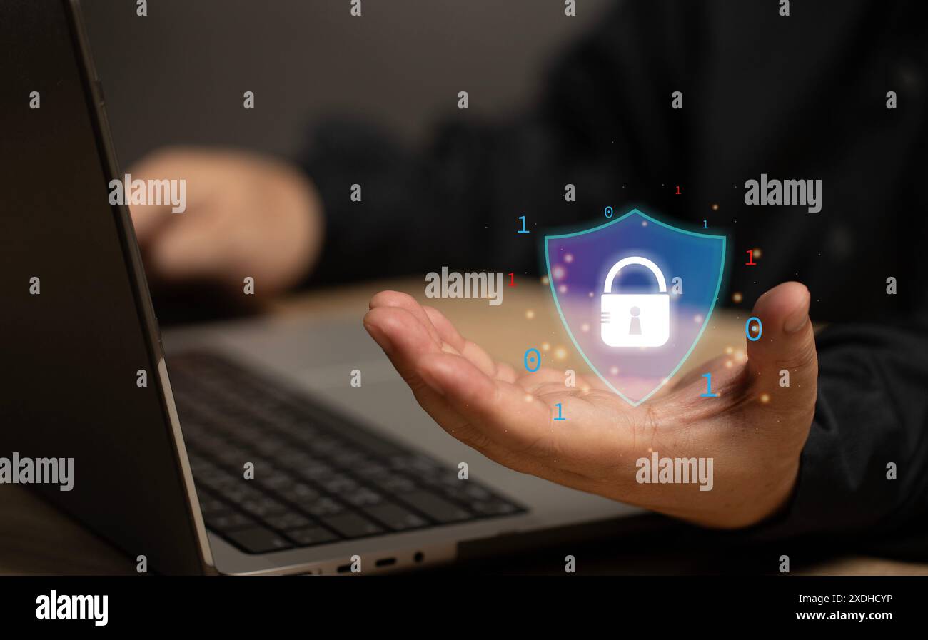L'utente tiene il simbolo come uno scudo con un lucchetto all'interno. La sicurezza della protezione online per le aziende di rete. Cyber se dei sistemi Foto Stock