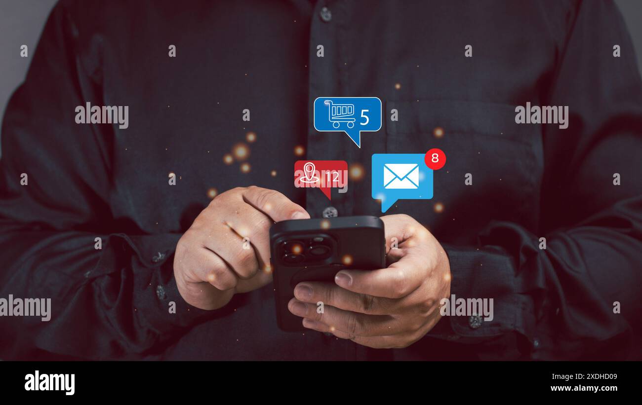 Uomo usa gli smartphone per chattare online. Comunicazione di messaggi sui social media. Connessione Internet. Strategia di marketing online. E-mail. Tipo. Posizione Foto Stock