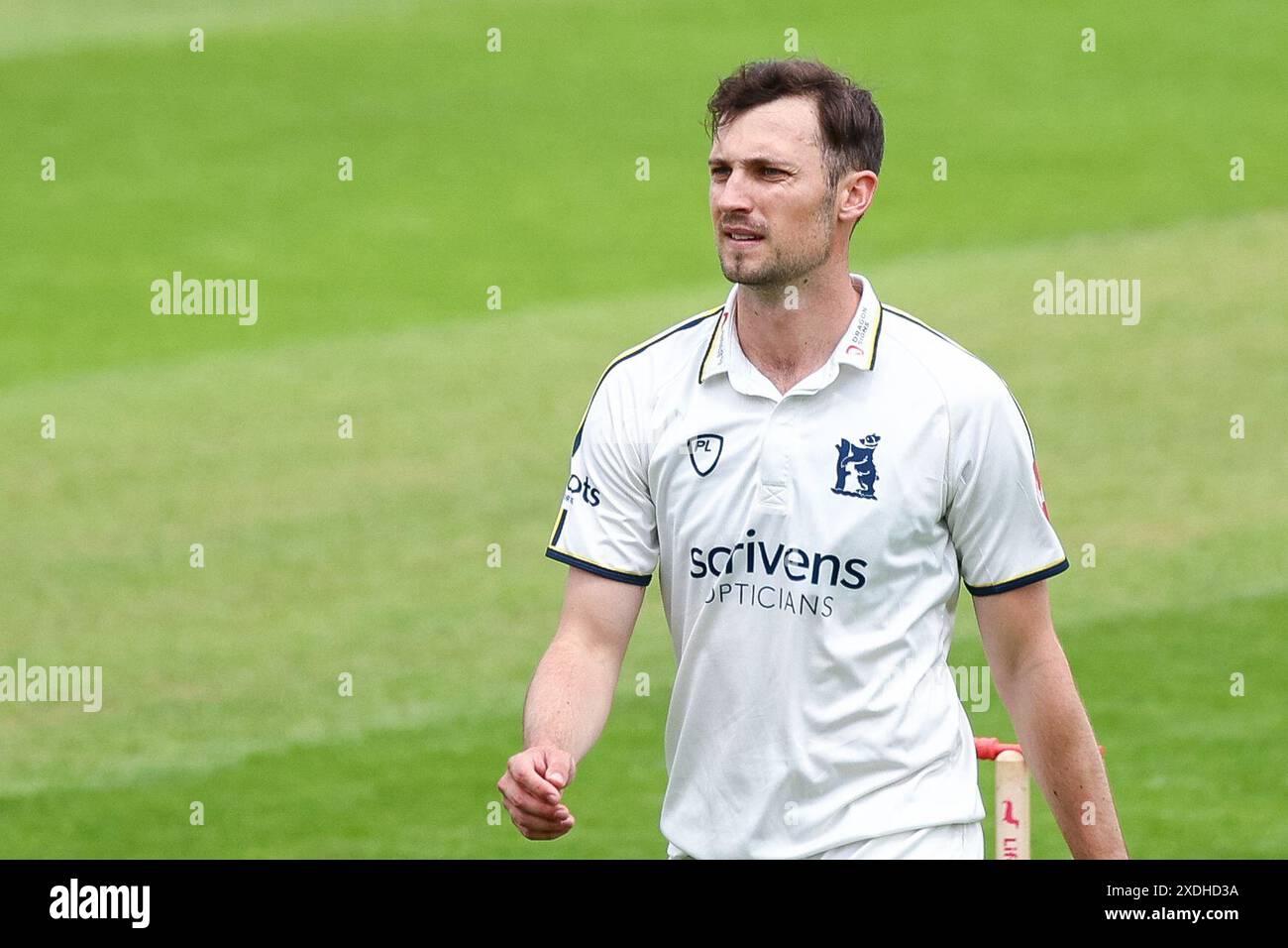Ed Barnard si prepara a ciotola durante il primo giorno della partita di County Championship Division One tra Warwickshire CCC e Hampshire CCC all'Edgbaston Cricket Ground, Birmingham, Inghilterra, il 23 giugno 2024. Foto di Stuart Leggett. Solo per uso editoriale, licenza richiesta per uso commerciale. Non utilizzare in scommesse, giochi o pubblicazioni di singoli club/campionato/giocatori. Foto Stock