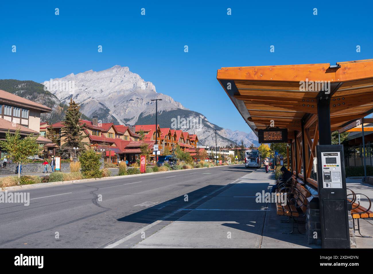 Banff High School Transit Hub. Fermata dell'autobus su Banff Avenue. Alberta, Canada. Foto Stock