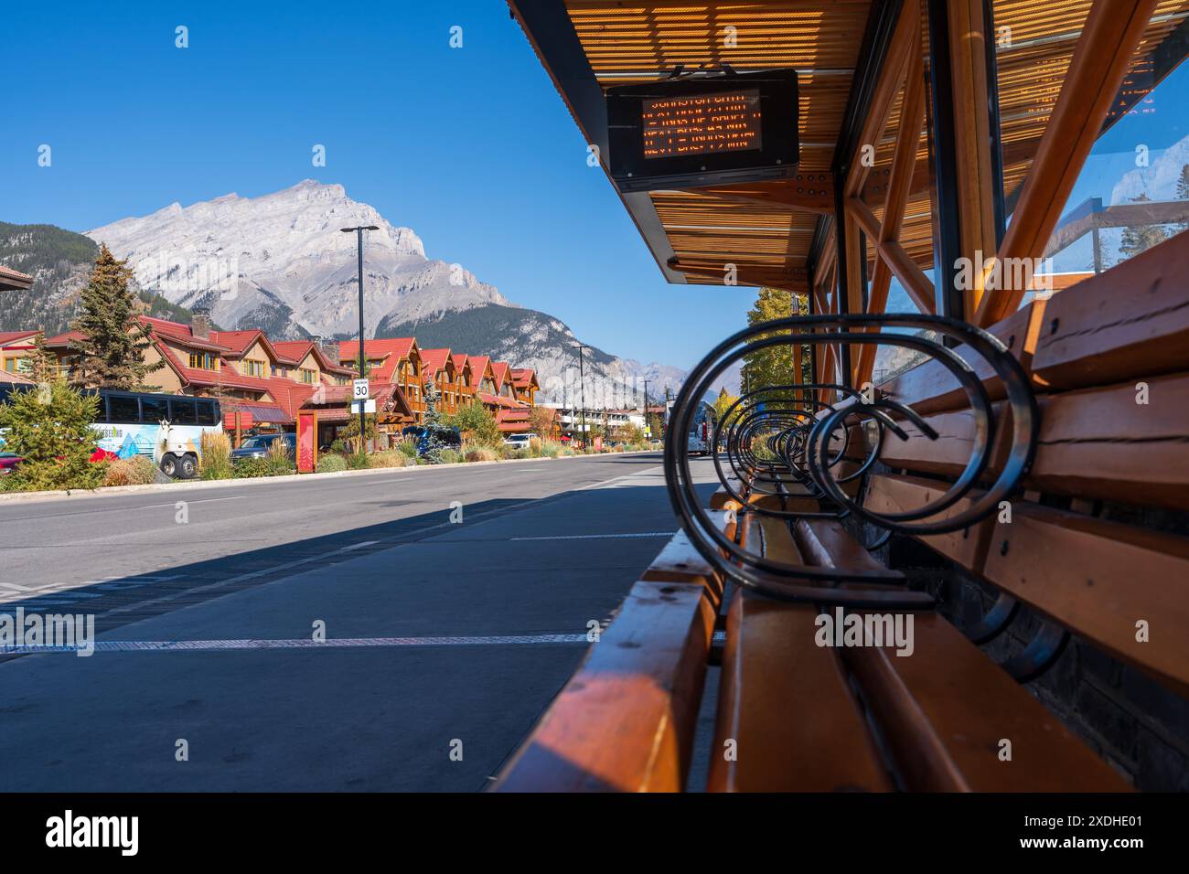 Banff High School Transit Hub. Fermata dell'autobus su Banff Avenue. Alberta, Canada. Foto Stock