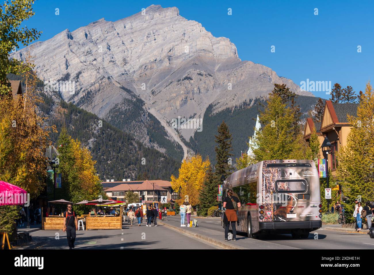 Banff, Alberta, Canada - 06 ottobre 2022 : Roam Public Transit Banff Local Route Bus su Banff Avenue. Foto Stock