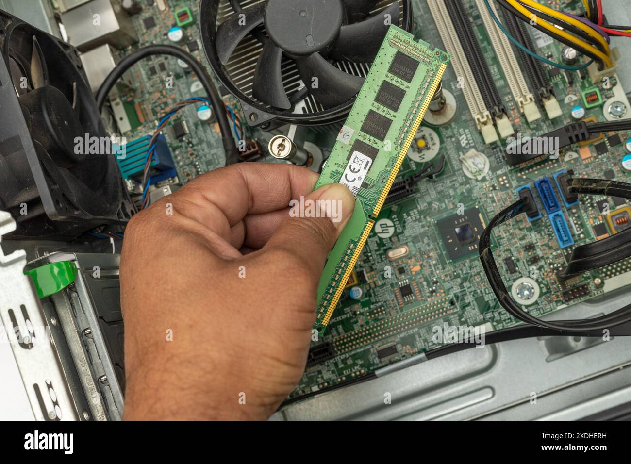 Installazione della RAM del computer all'interno del desktop Foto Stock