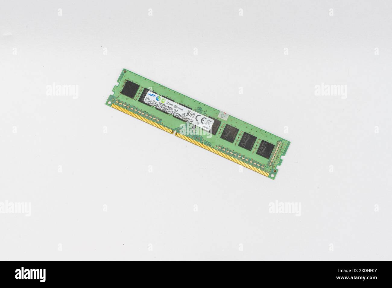 RAM Stick per computer singolo isolato su sfondo bianco Foto Stock