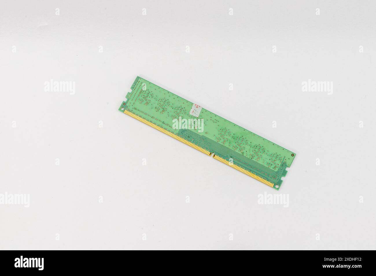 Modulo RAM singolo isolato su sfondo bianco Foto Stock