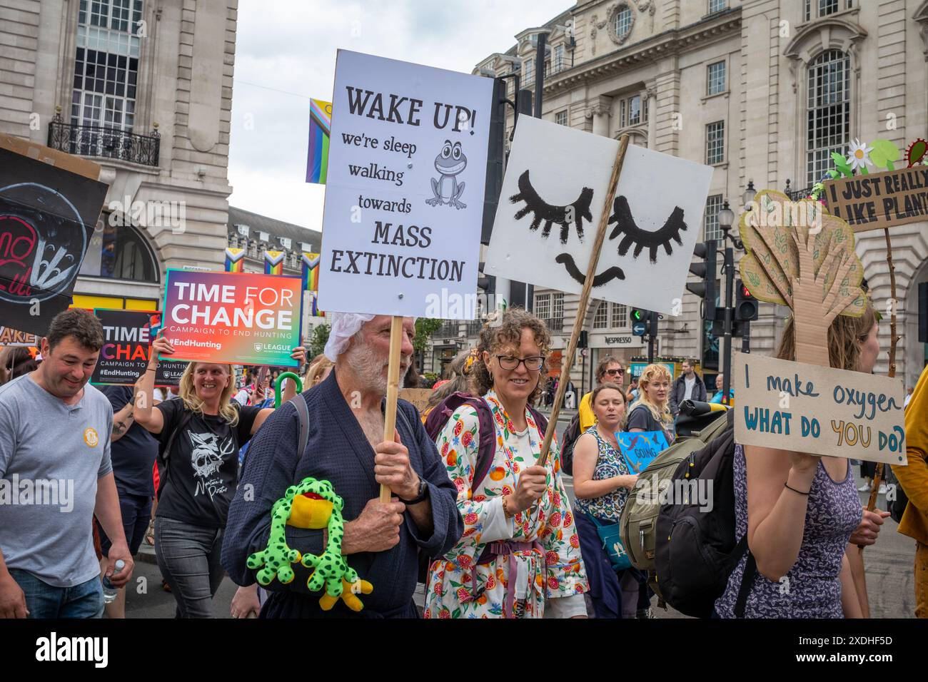 Londra / Regno Unito - 22 giugno 2024: Attivisti protestano al Restore Nature Now march per la protezione ambientale. 350 organizzazioni tra cui RSPB, WWF, National Trust, Extinction Rebellion e altre si unirono per la marcia. Foto Stock