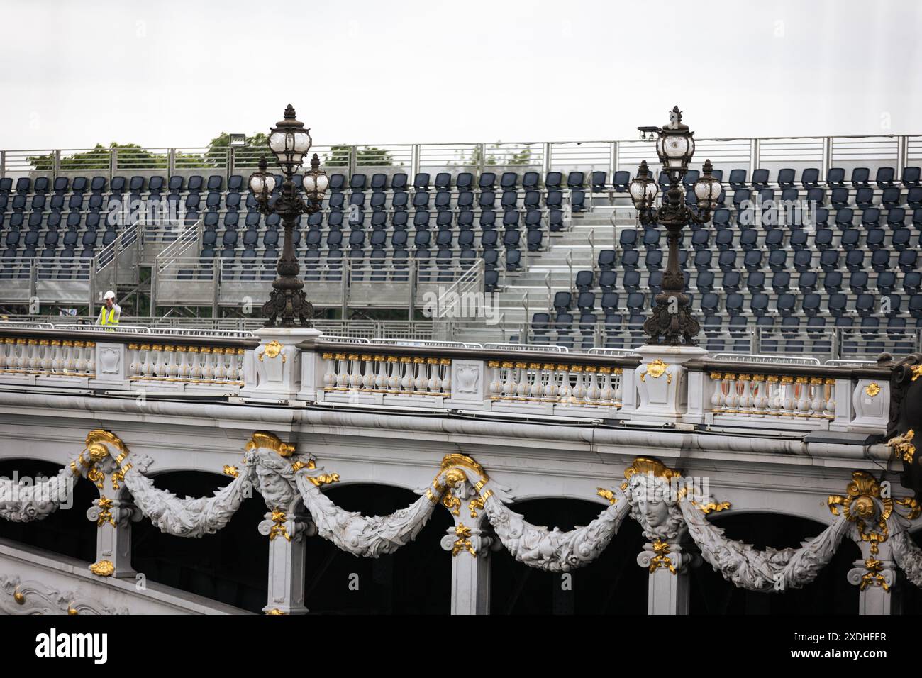 Parigi, Francia. 19 giugno 2024. Vista del ponte Alexandre III con le infrastrutture per i Giochi Olimpici di Parigi. A un mese dall'apertura delle Olimpiadi di Parigi, l'installazione dei siti in cui si svolgeranno le competizioni sta aumentando. (Foto di Telmo Pinto/SOPA Images/Sipa USA) credito: SIPA USA/Alamy Live News Foto Stock