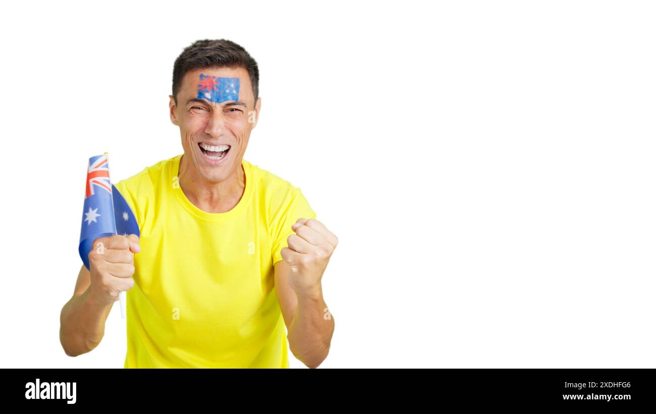 Uomo che tifa per l'Australia urlando e sventolando una bandiera nazionale Foto Stock