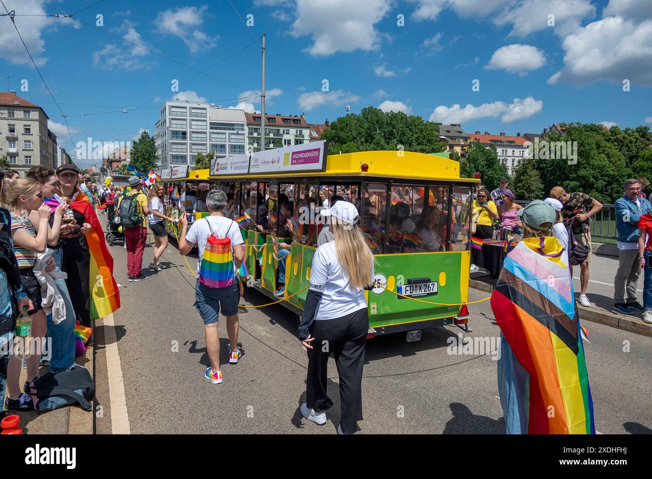 Muenchen, Christopher Street Day/Munich Pride Teilnehmer Regenbogenfamilien **** Monaco, Christopher Street Day Monaco Pride partecipanti arcobaleno famiglie Foto Stock