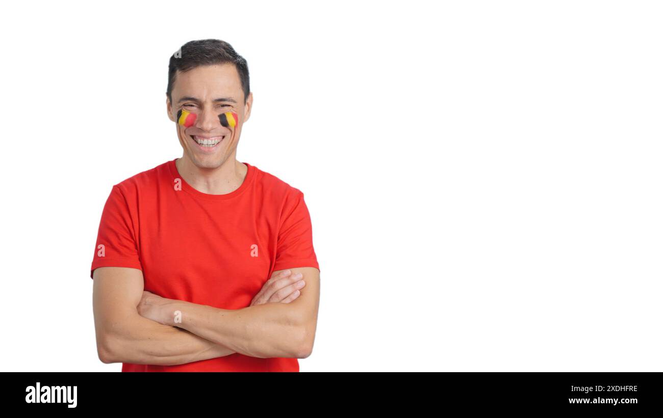 Uomo in piedi con bandiera belga dipinta sul viso sorridente Foto Stock