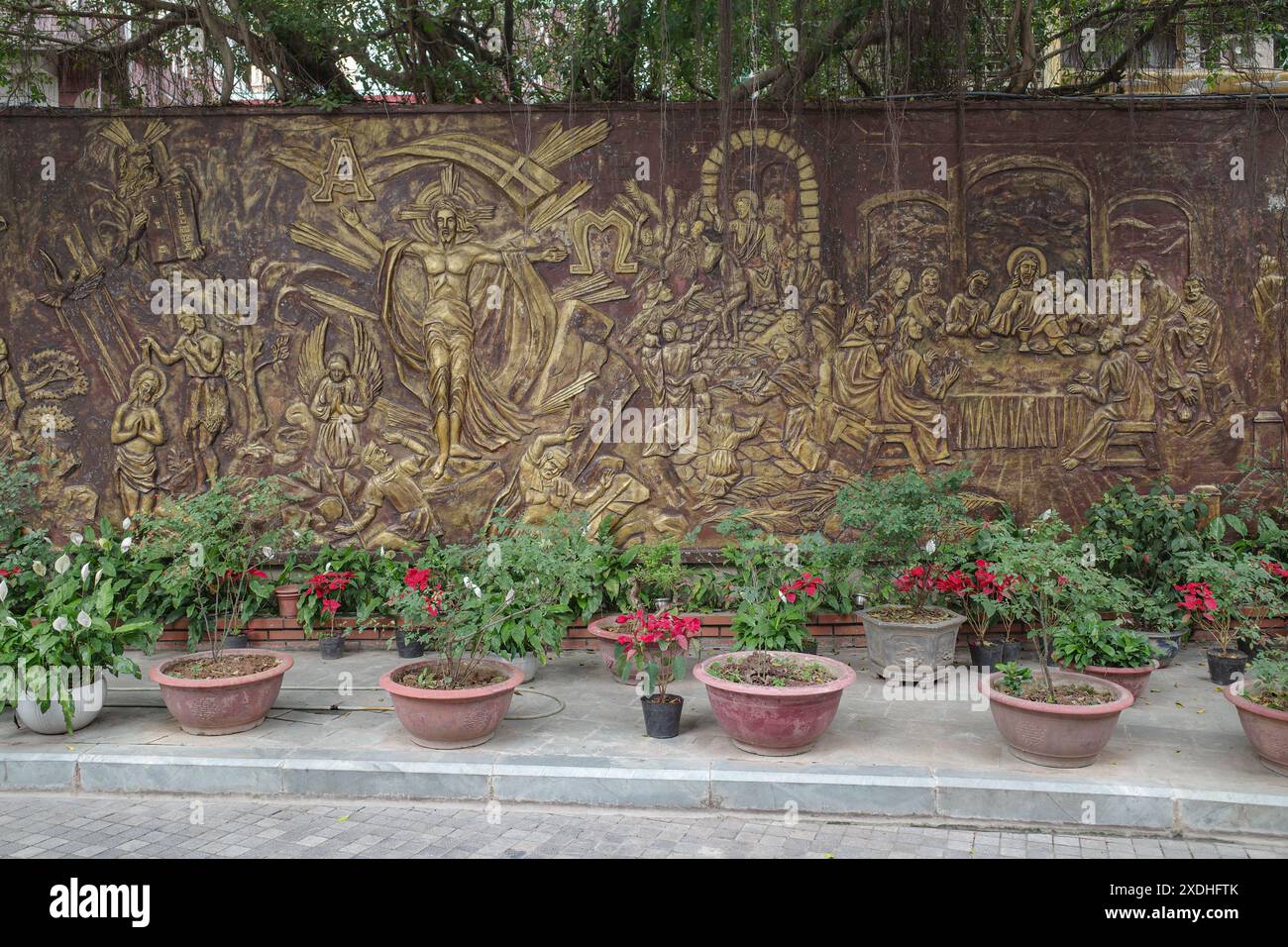Hanoi, Vietnam - 9 febbraio 2024: Murale cattolico in mostra fuori dalla Cattedrale di San Giuseppe, Hanoi Foto Stock