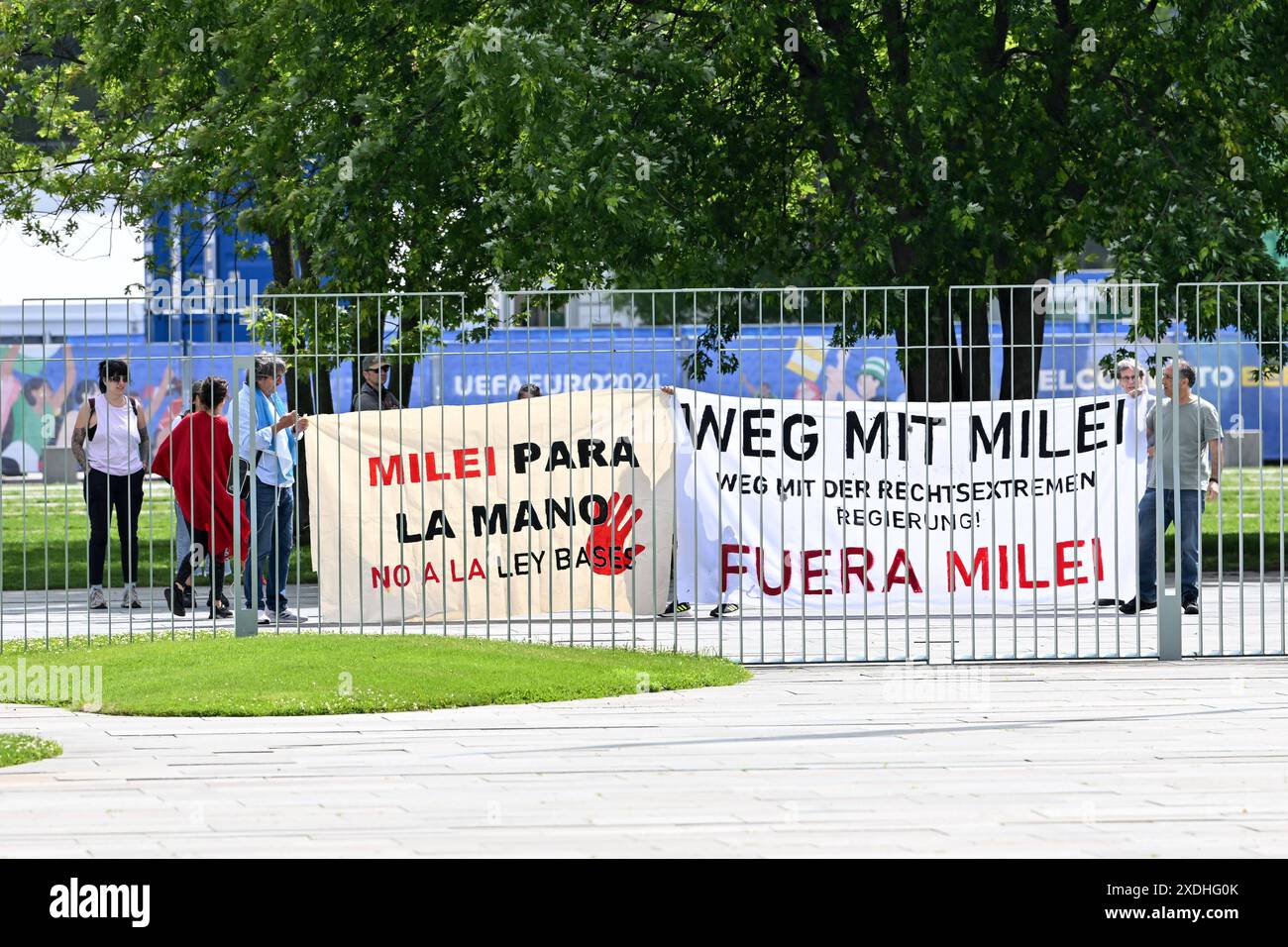 Berlino, Germania 23. Juni 2024: Begrüßung des Präsidenten der Republik Argentinien - 23.06.2024 Im Bild: dimostrazione gegen Milei hinter dem Zaun des Bundeskanzleramts *** Berlino, Germania 23 giugno 2024 accoglienza del Presidente della Repubblica Argentina 23 06 2024 nella foto dimostrazione contro Milei dietro la recinzione della Cancelleria federale Copyright: xFotostandx/xReuhlx Foto Stock