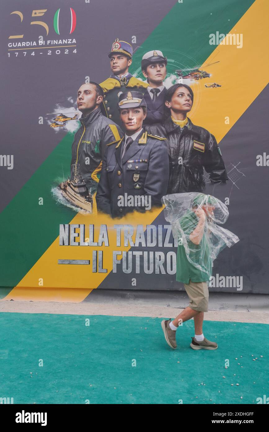 Roma, Italia. 23 giugno 2024. Grandi manifesti di ufficiali e gendarmer in occasione del 250° anniversario della fondazione della Guardia di Finanza. La Guardia di Finanza è un ente italiano che risale al 1774, quando fu istituita la Legione truppe leggere sotto il re di Sardegna, Vittorio Amedeo III. Oggi è responsabile della gestione della criminalità finanziaria, del contrabbando e delle indagini sul traffico illegale di stupefacenti . Crediti: Amer Ghazzal/Alamy Live News Foto Stock