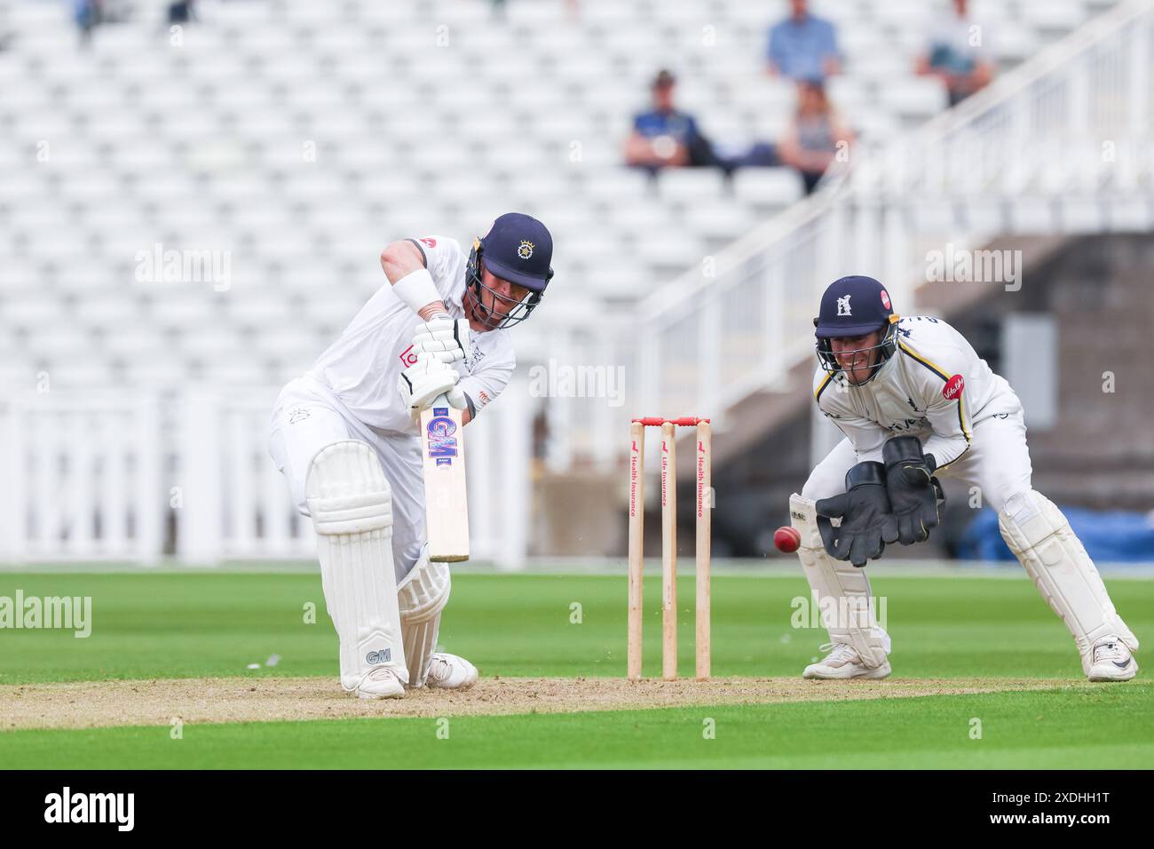 Nick Gubbins in azione con la mazza durante il primo giorno del match della County Championship Division One tra Warwickshire CCC e Hampshire CCC all'Edgbaston Cricket Ground, Birmingham, Inghilterra, il 23 giugno 2024. Foto di Stuart Leggett. Solo per uso editoriale, licenza richiesta per uso commerciale. Non utilizzare in scommesse, giochi o pubblicazioni di singoli club/campionato/giocatori. Foto Stock