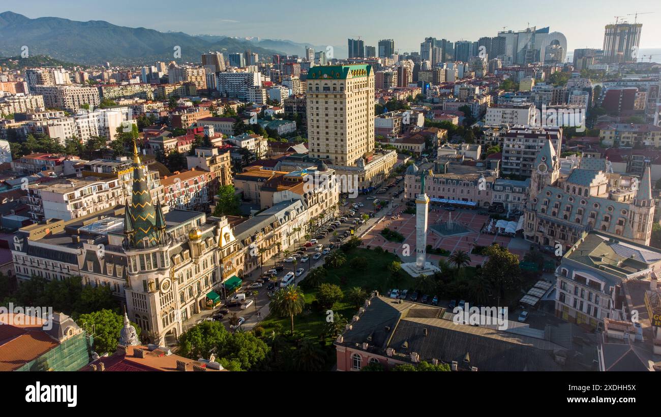 Europe Square o Freedom Square a Batumi, Georgia. Attrazioni della città di Batumi. Casa con una guglia e un orologio astronomico. Attrazioni turistiche di Batumi a GE Foto Stock