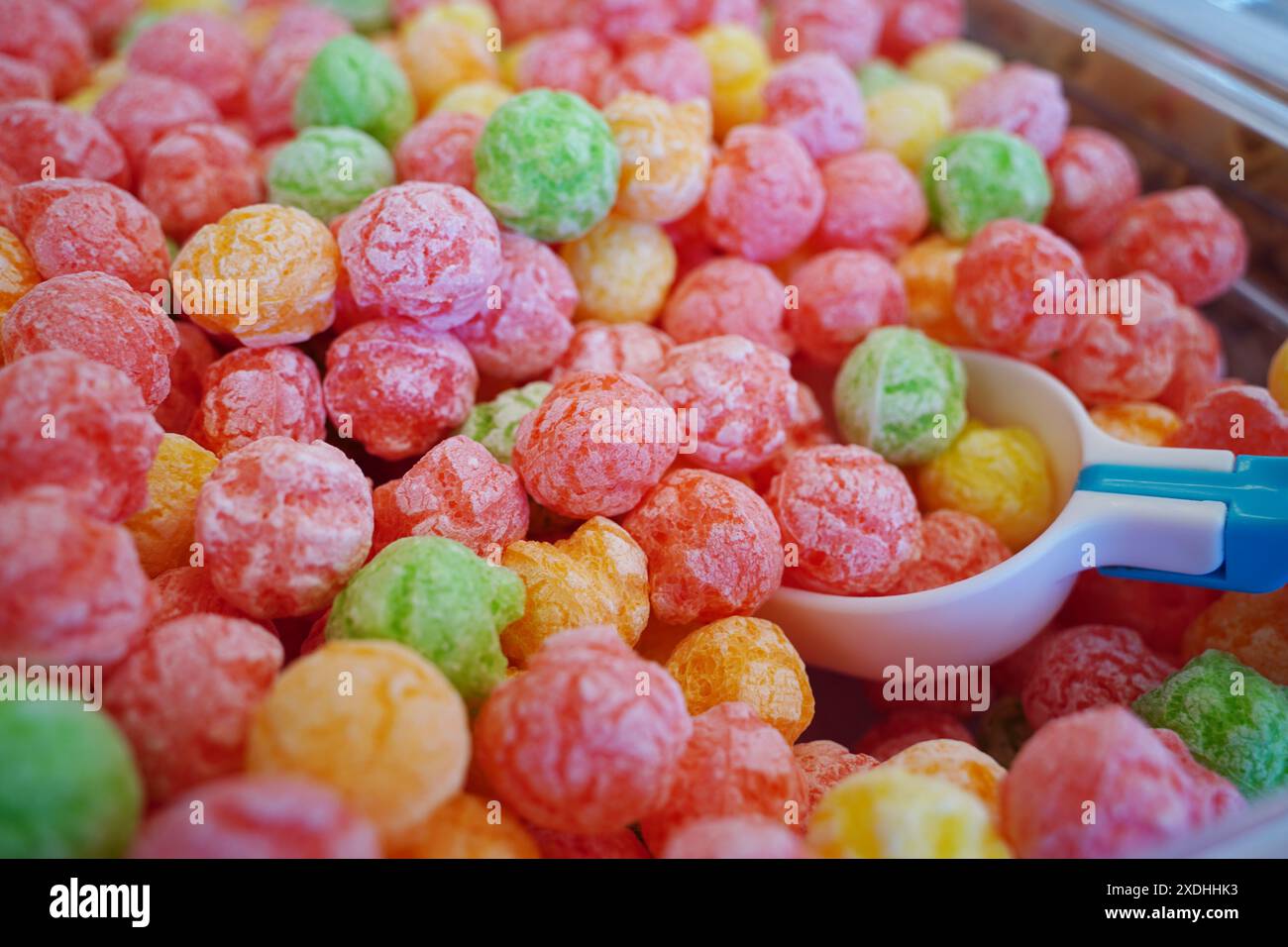 Palline colorate di riso soffiato in vendita al mercato Foto Stock