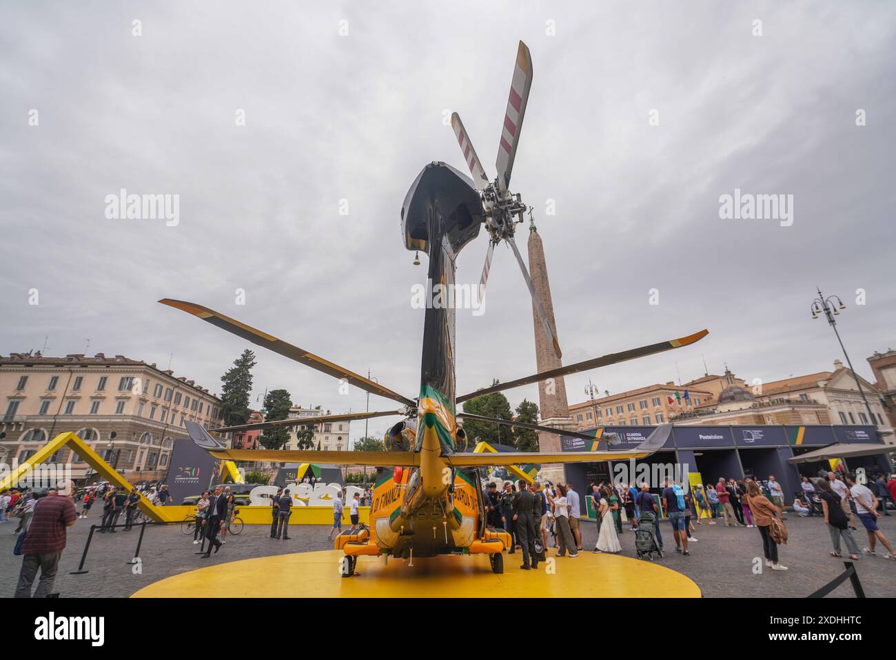 Roma, Italia. 23 giugno 2024. Un elicottero in Piazza del popolo durante le celebrazioni a Roma per celebrare il 250° anniversario della fondazione della Guardia di Finanza. La Guardia di Finanza è un ente italiano che risale al 1774, quando fu istituita la Legione truppe leggere sotto il re di Sardegna, Vittorio Amedeo III. E' oggi una responsabilità per la lotta alla criminalità finanziaria e al contrabbando e alle indagini sul traffico illegale di stupefacenti . Crediti: Amer Ghazzal/Alamy Live News Foto Stock