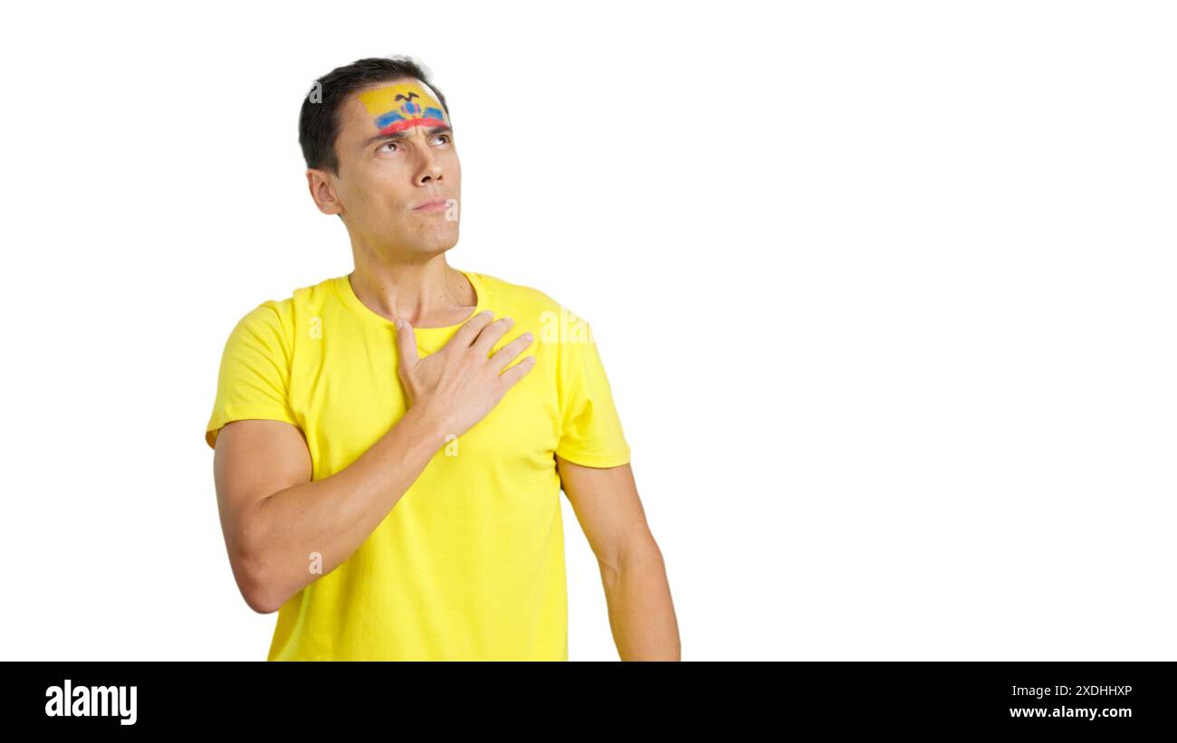 Uomo che ascolta l'inno nazionale dell'Ecuador con solennità Foto Stock