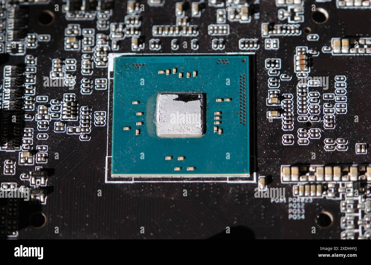 Componente in silicio semiconduttore. CPU o unità di elaborazione centrale, sulla scheda madre. Foto Stock
