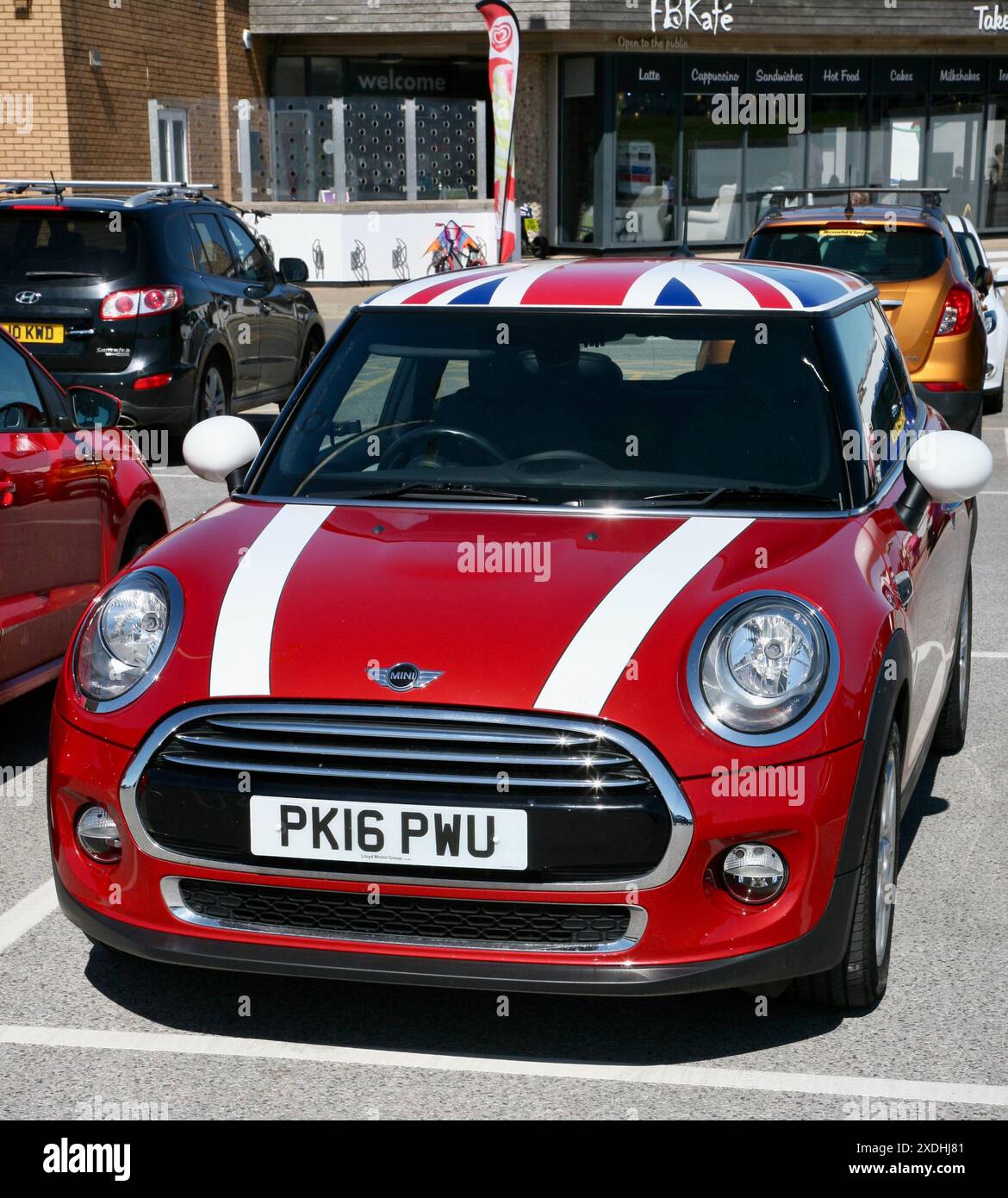 Una Mini Motor car molto moderna, con una Union Flag sul tetto. Foto Stock