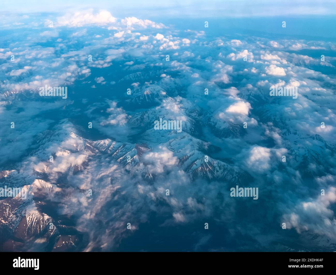Cime innevate tra le nuvole: Una serena vista aerea delle cime delle montagne del Caucaso. Foto Stock