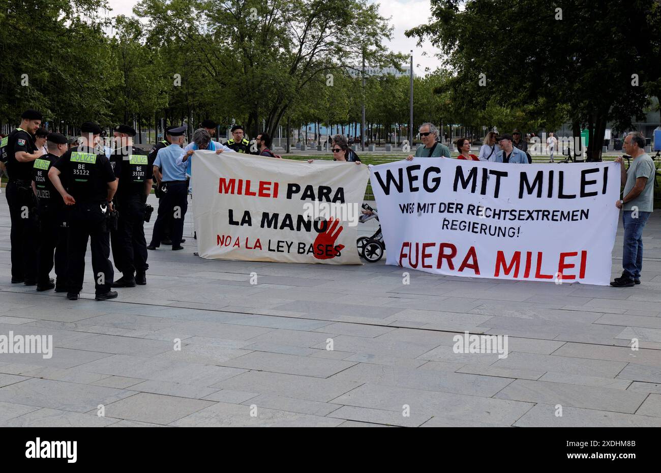 Dimostrazione Am Rande der Veranstaltung, Deutschland, Berlino, Bundeskanzleramt, Begrüßung des Präsidenten der Argentinischen Republik, Javier Milei *** dimostrazione a margine dell'evento, Germania, Berlino, Cancelleria federale, porgere il benvenuto al Presidente della Repubblica argentina, Javier Milei Foto Stock