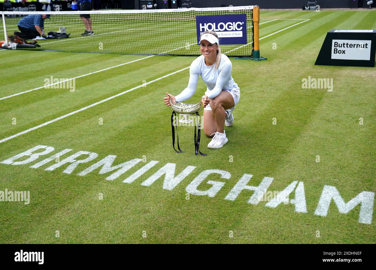 Yulia Putintseva festeggia con il trofeo Maud Watson dopo la vittoria contro Ajla Tomljanovic nella finale femminile del giorno nove del Rothesay Classic all'Edgbaston Priory Club di Birmingham. Data foto: Domenica 23 giugno 2024. Foto Stock