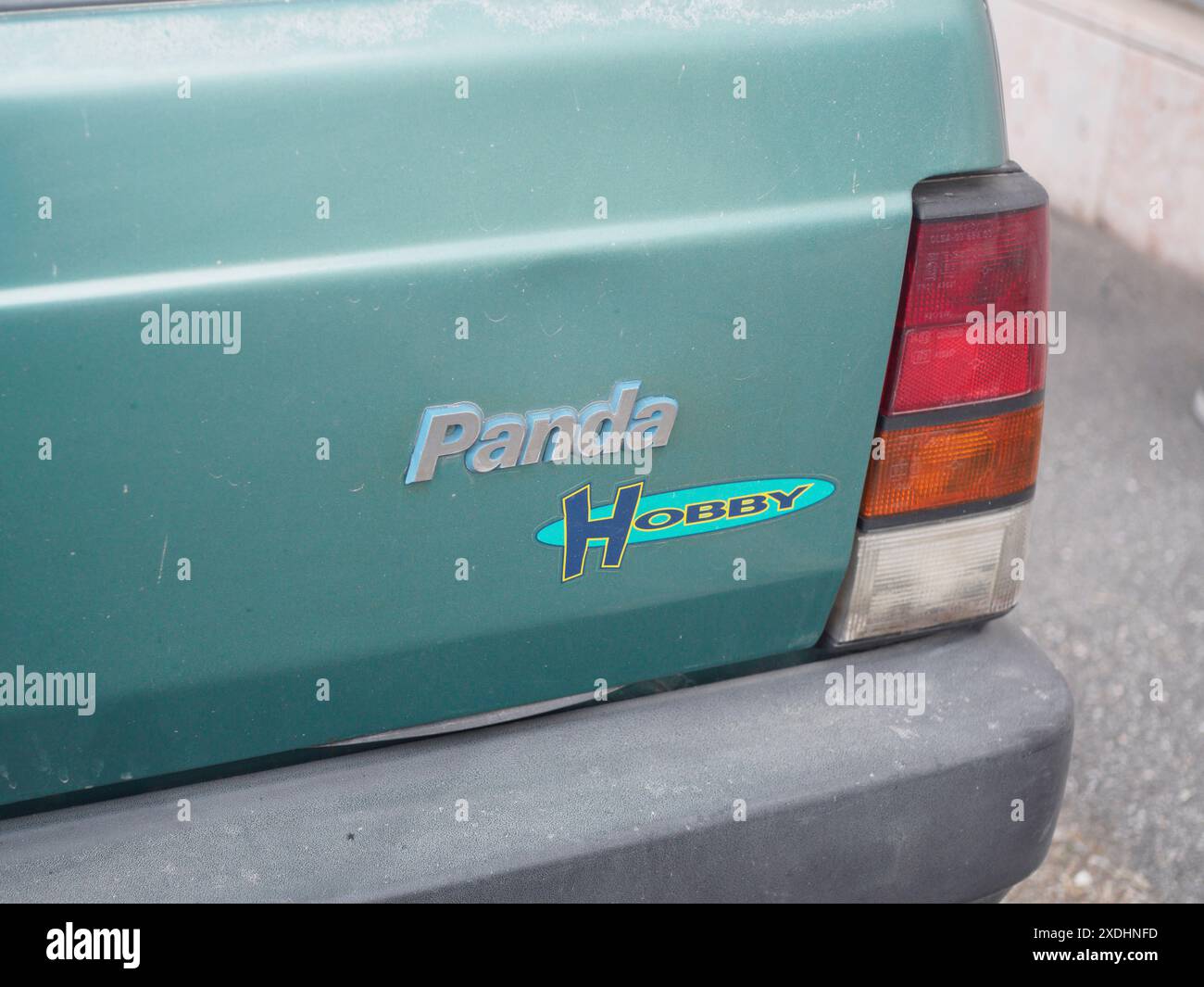 Cremona, Italia - 22 giugno 2024 dettaglio del retro di un'hobby fiat panda, evidenziando la vernice verde sbiadita e l'iconico logo, evocando un senso di n Foto Stock