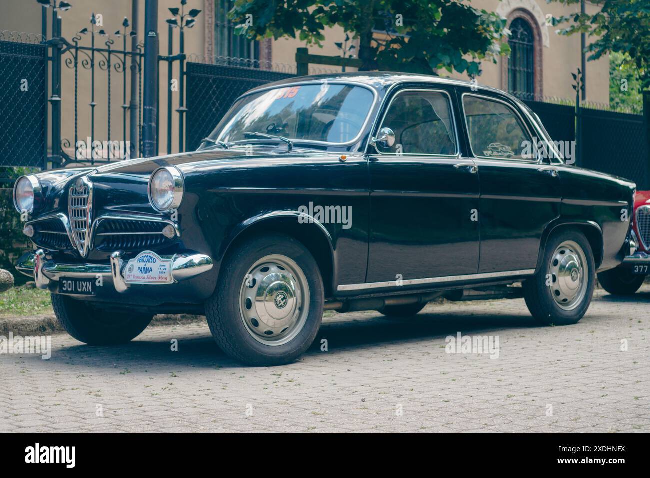 Castellarquato, Italia - 22 giugno 2024 evento bandiera Argento , restaurata classica alfa nera romeo giulietta è parcheggiata su una strada acciottolata Foto Stock