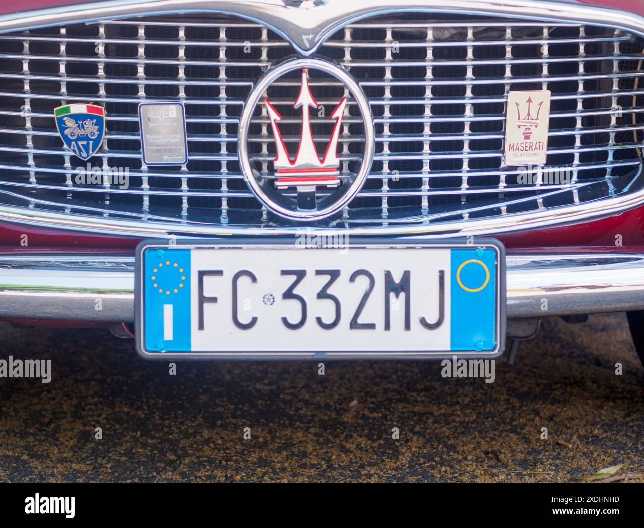 Castellarquato, Italia - 22 giugno 2024 evento bandiera d'Argento , primo piano di un'auto d'epoca rossa con logo maserati e targa europea Foto Stock