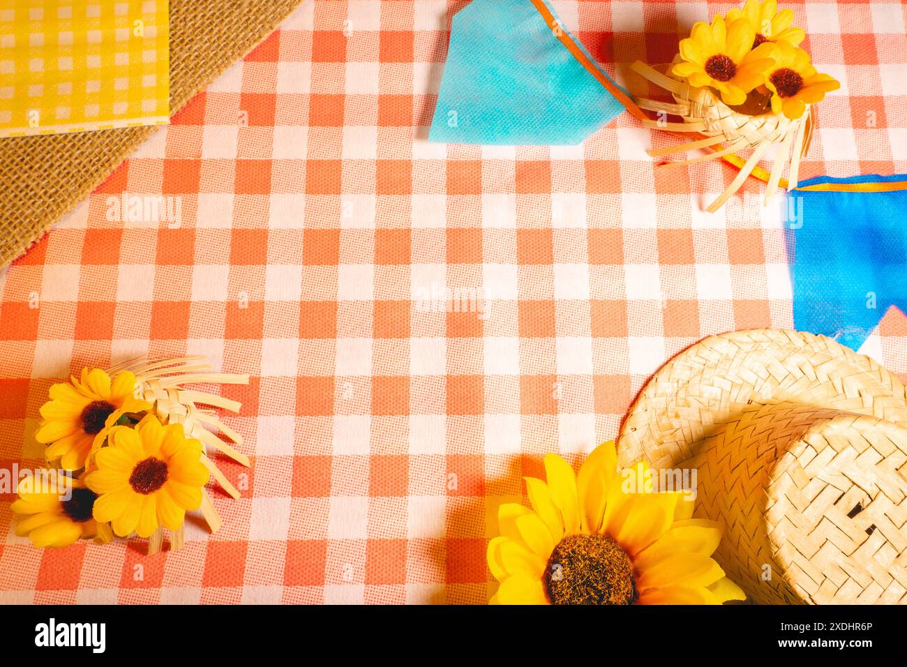Sfondo decorativo per la Festa Junina delle feste brasiliane. Con girasoli e cappelli di paglia. Foto Stock