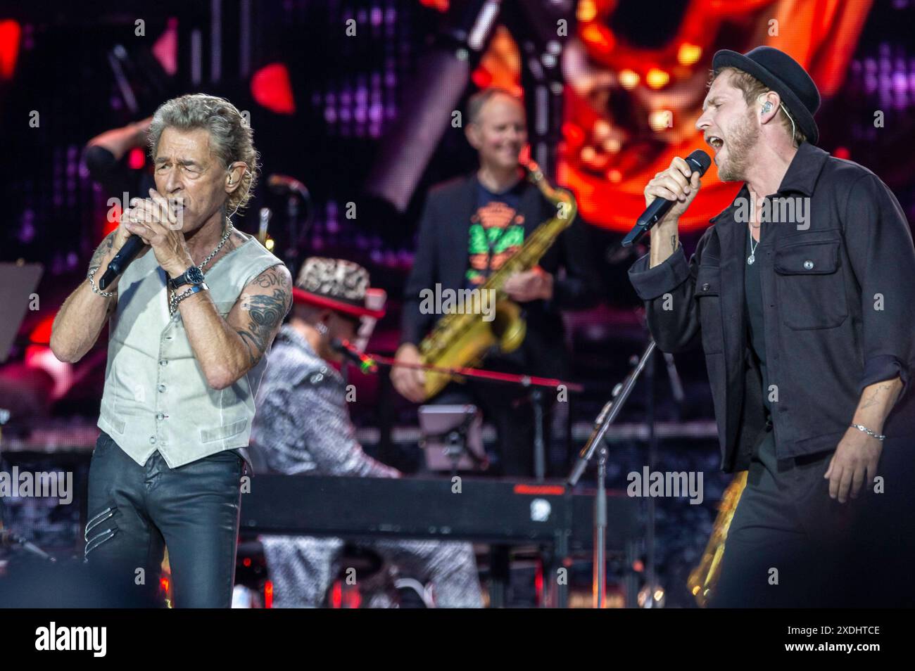 Peter Maffay und Johannes Oerding live bei einem Konzert der We Love Rock n Roll - Tour di addio nella der Heinz von Heiden Arena. Hannover, 22.06.2024 *** Peter Maffay e Johannes Oerding dal vivo ad un concerto del We Love Rock n Roll Farewell Tour nella Heinz von Heiden Arena Hannover, 22 06 2024 foto:XC.xSpeidelx/xFuturexImagex maffay 4614 Foto Stock