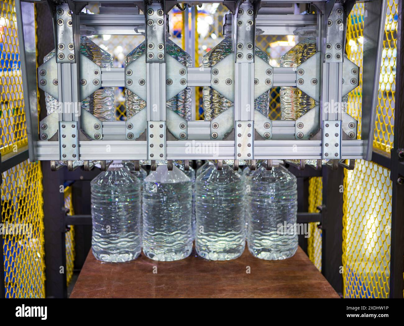 Macchina che sposta bottiglie d'acqua da 5 litri in magazzino. Foto Stock