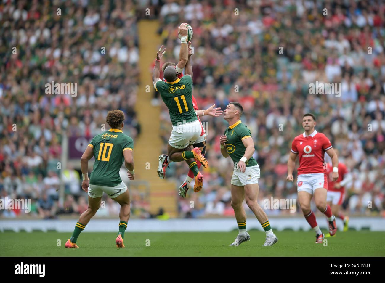 Makazole Mapimpi del Sudafrica e Liam Williams del Galles si alzano al pallone durante l'amichevole internazionale tra Sudafrica e Galles al Twickenham Stadium di Twickenham, Regno Unito, il 22 giugno 2024. Foto di Phil Hutchinson. Solo per uso editoriale, licenza richiesta per uso commerciale. Non utilizzare in scommesse, giochi o pubblicazioni di singoli club/campionato/giocatori. Foto Stock