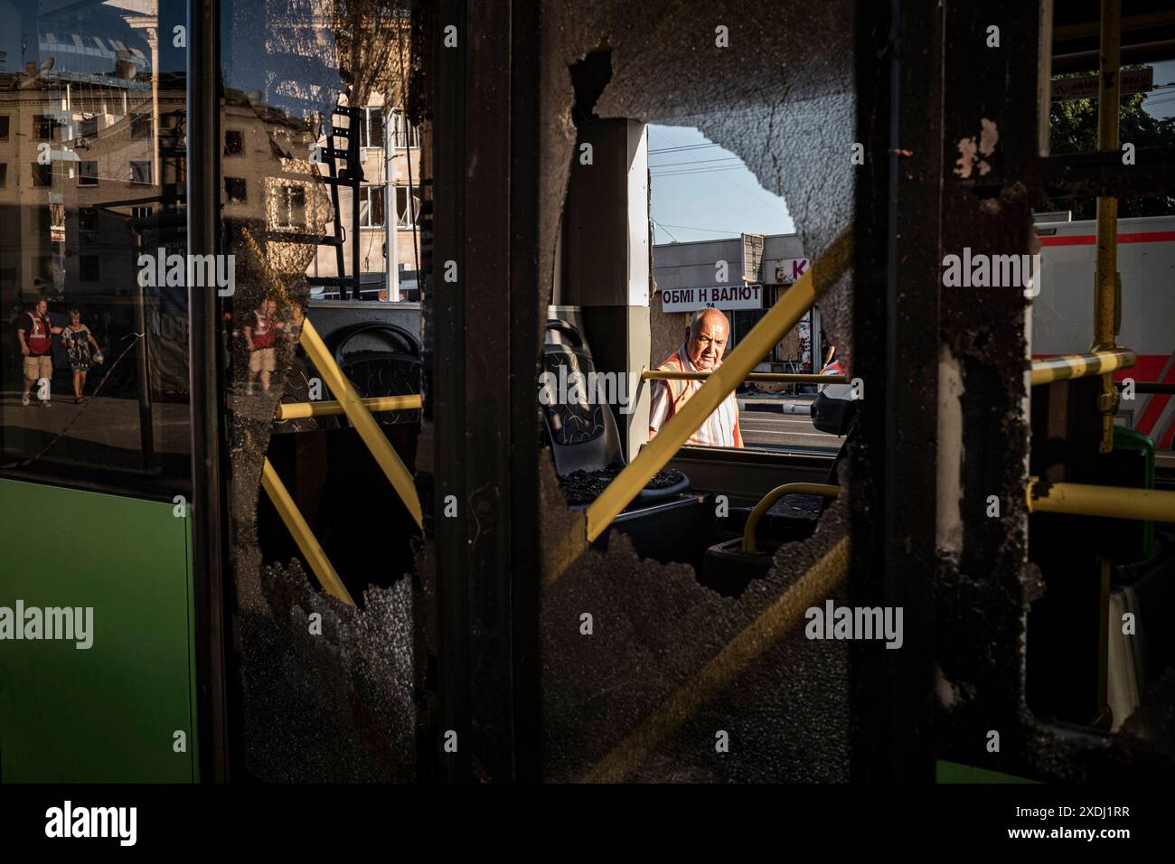 Nicolas Cleuet / le Pictorium - Charkiv - Una bomba aerea che oscilla da 250 kg colpisce il distretto della stazione degli autobus - 22/06/2024 - Ucraina / Kharkiv oblast / Charkiv - Dall'inizio di giugno, i russi hanno sganciato 700 bombe a glide sulla città di Charkiv. Un modello UMPB D30 da 250 kg ha colpito la trafficata zona della stazione degli autobus all'incrocio di Yuri Gagarin Avenue. Un totale di 53 persone sono rimaste ferite, molte delle quali bambini, e due persone sono rimaste uccise. Foto Stock