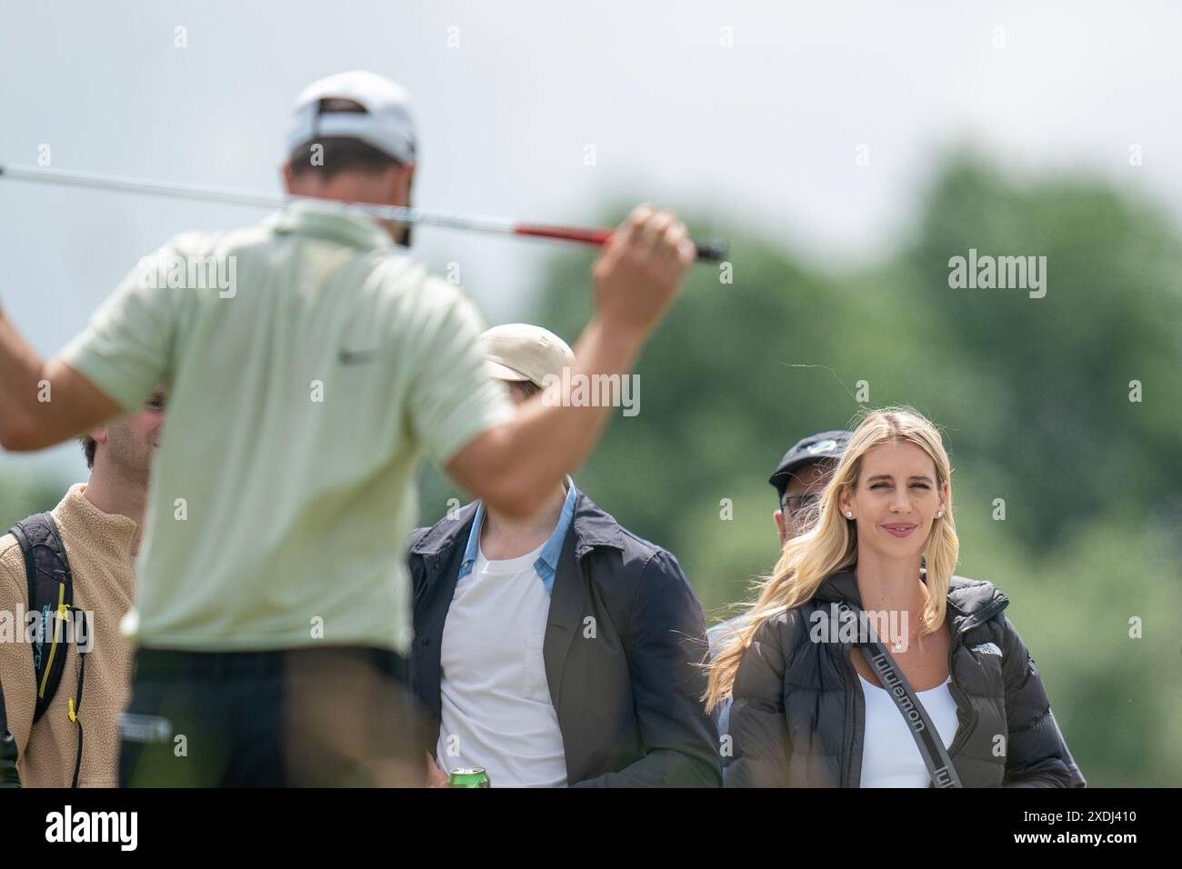 AMSTERDAM, PAESI BASSI - 22 GIUGNO: Claudia Steinmann, fidanzata di Bernd Wiesberger d'Austria durante il giorno 3, KLM Open 2024, DP World Tour all'International il 22 giugno 2024 ad Amsterdam, Paesi Bassi. (Foto di Henk Seppen/Orange Pictures) Foto Stock