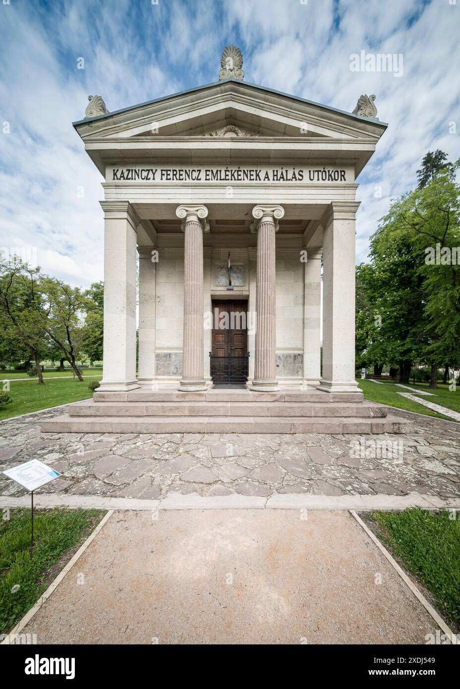 05.13.24. Ungheria, Satoraljaujhely, Szephalom. Parco commemorativo e giardino di Kazinczy Ferenc. Incredibile zona verde silenziosa accanto al museo dell'ungherese Foto Stock