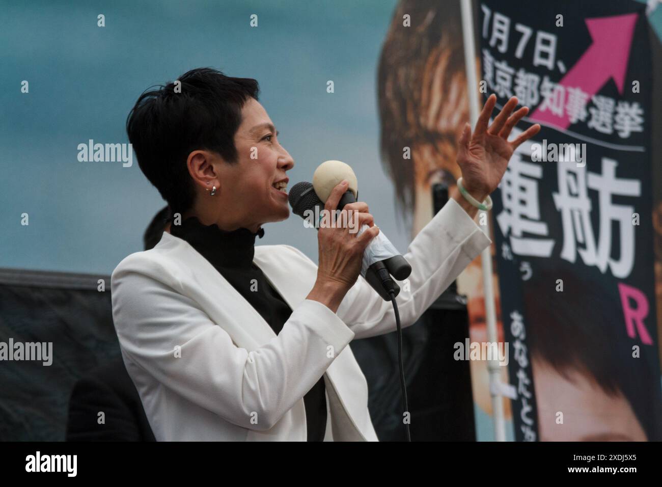 22 giugno 2024, Tokyo, Giappone: Il candidato indipendente Renho Saito parla ad una manifestazione. Alle elezioni del 7 luglio si terranno 56 candidati da record, la sfida più forte per l'incumbent, Yuriko Koike, (che spera di vincere un terzo mandato come governatore della capitale del Giappone) proveniente dal politico di centro-sinistra, Renho Saito. (Credit Image: © Damon Coulter/SOPA Images via ZUMA Press Wire) SOLO PER USO EDITORIALE! Non per USO commerciale! Foto Stock