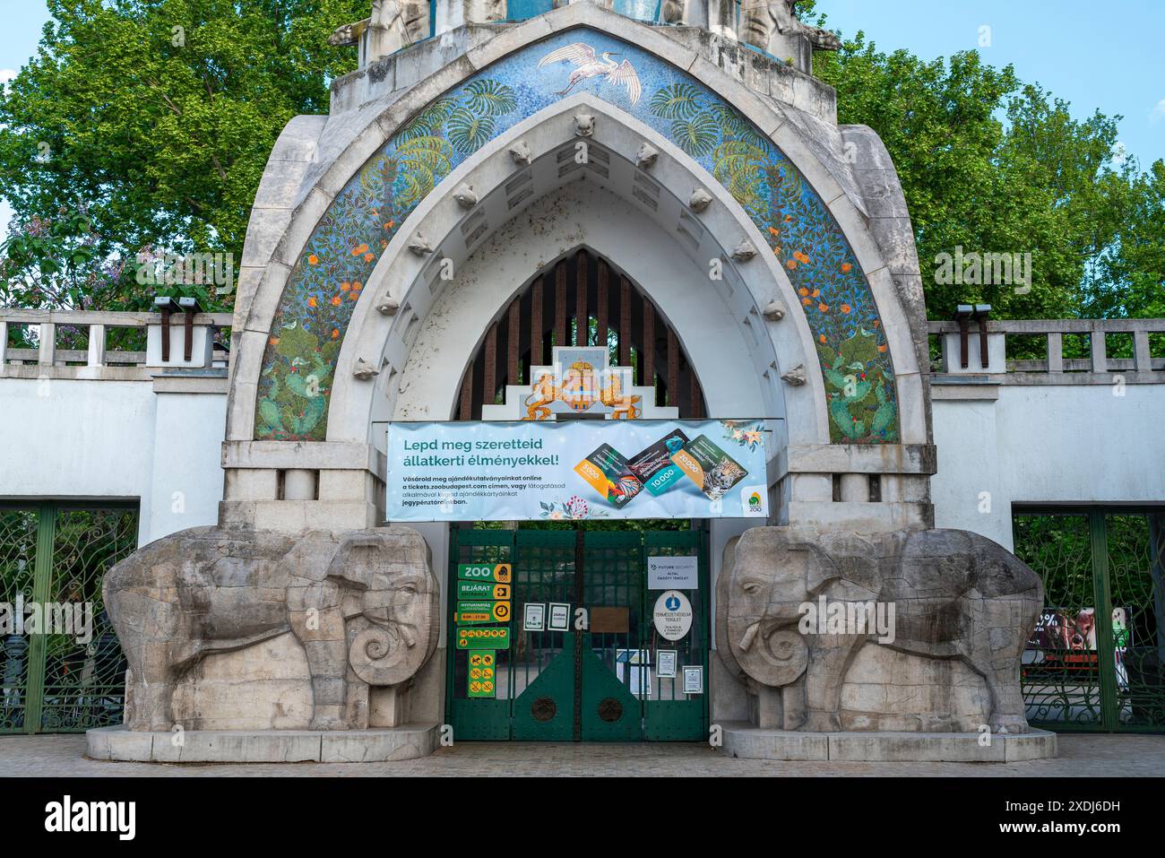 06.10.24. Budapest, Ungheria. Ingresso allo zoo di Budapest in Ungheria. Famosa attrazione turistica nella capitale dell'Ungheria. Foto Stock