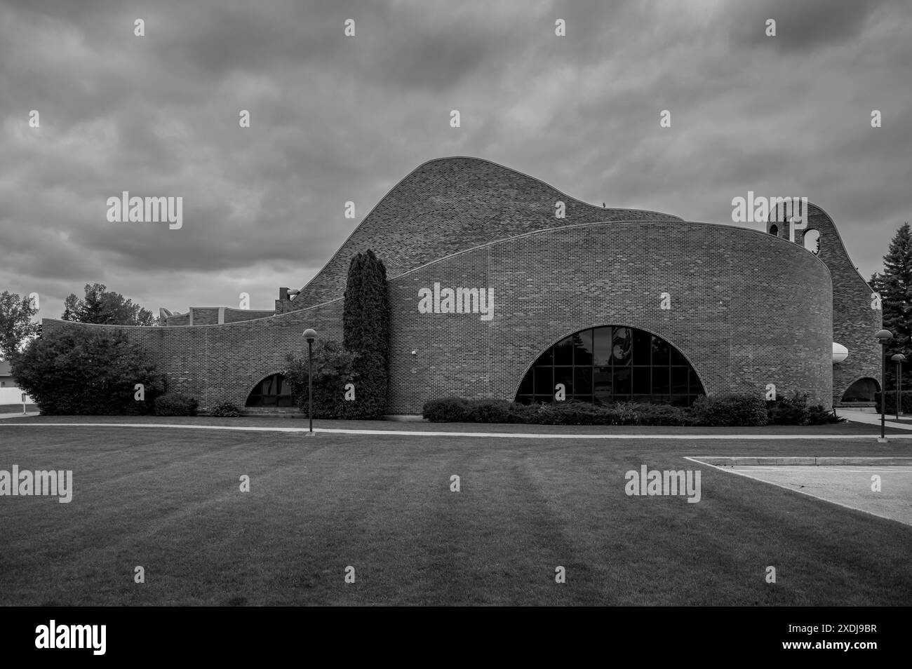 Red Deer, Alberta - 9 giugno 2024: Chiesa cattolica di Santa Maria a Red Deer. Progettato dal famoso architetto canadese Douglas Cardinal. Foto Stock