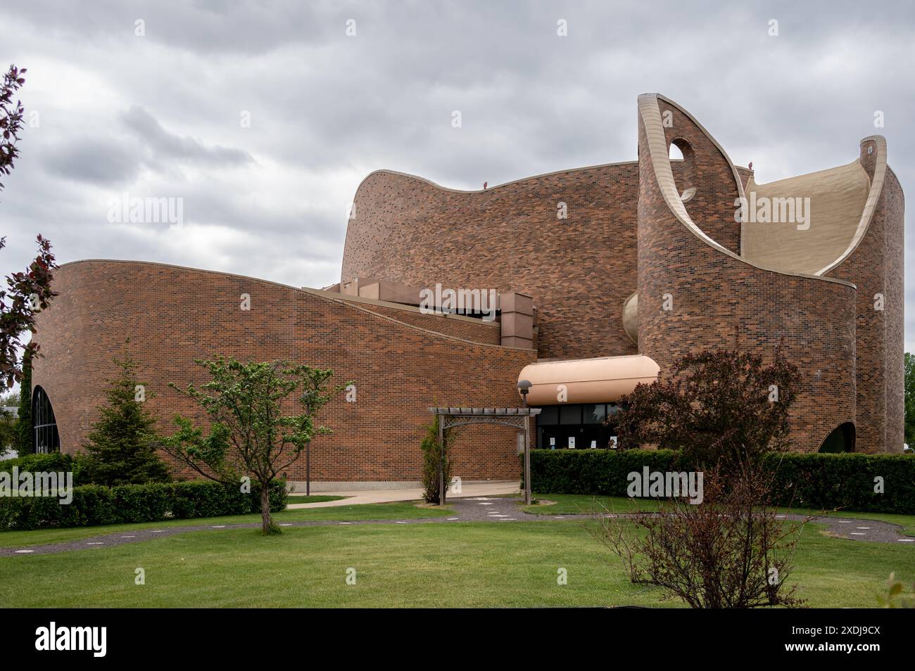 Red Deer, Alberta - 9 giugno 2024: Chiesa cattolica di Santa Maria a Red Deer. Progettato dal famoso architetto canadese Douglas Cardinal. Foto Stock