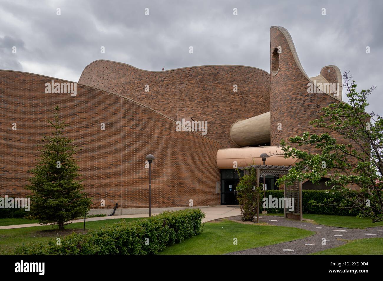 Red Deer, Alberta - 9 giugno 2024: Chiesa cattolica di Santa Maria a Red Deer. Progettato dal famoso architetto canadese Douglas Cardinal. Foto Stock